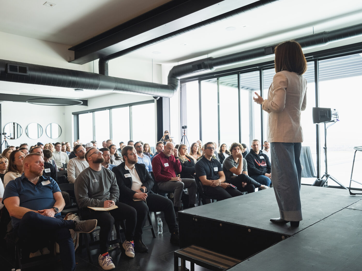 Tiffanie Janowitz delivering a keynote to a leadership audience