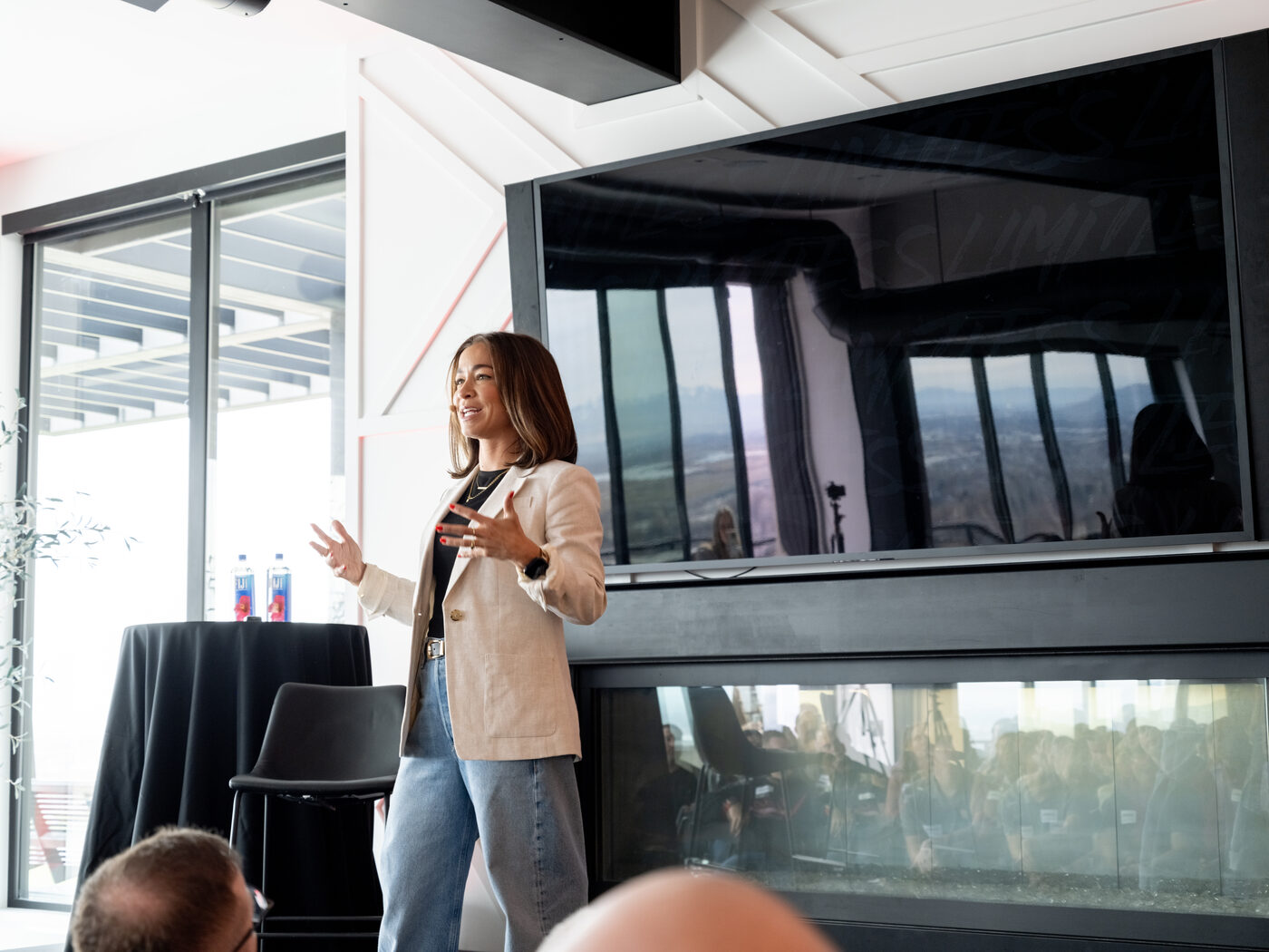 Tiffanie Janowitz leading a Limitless Society mentorship session for founders